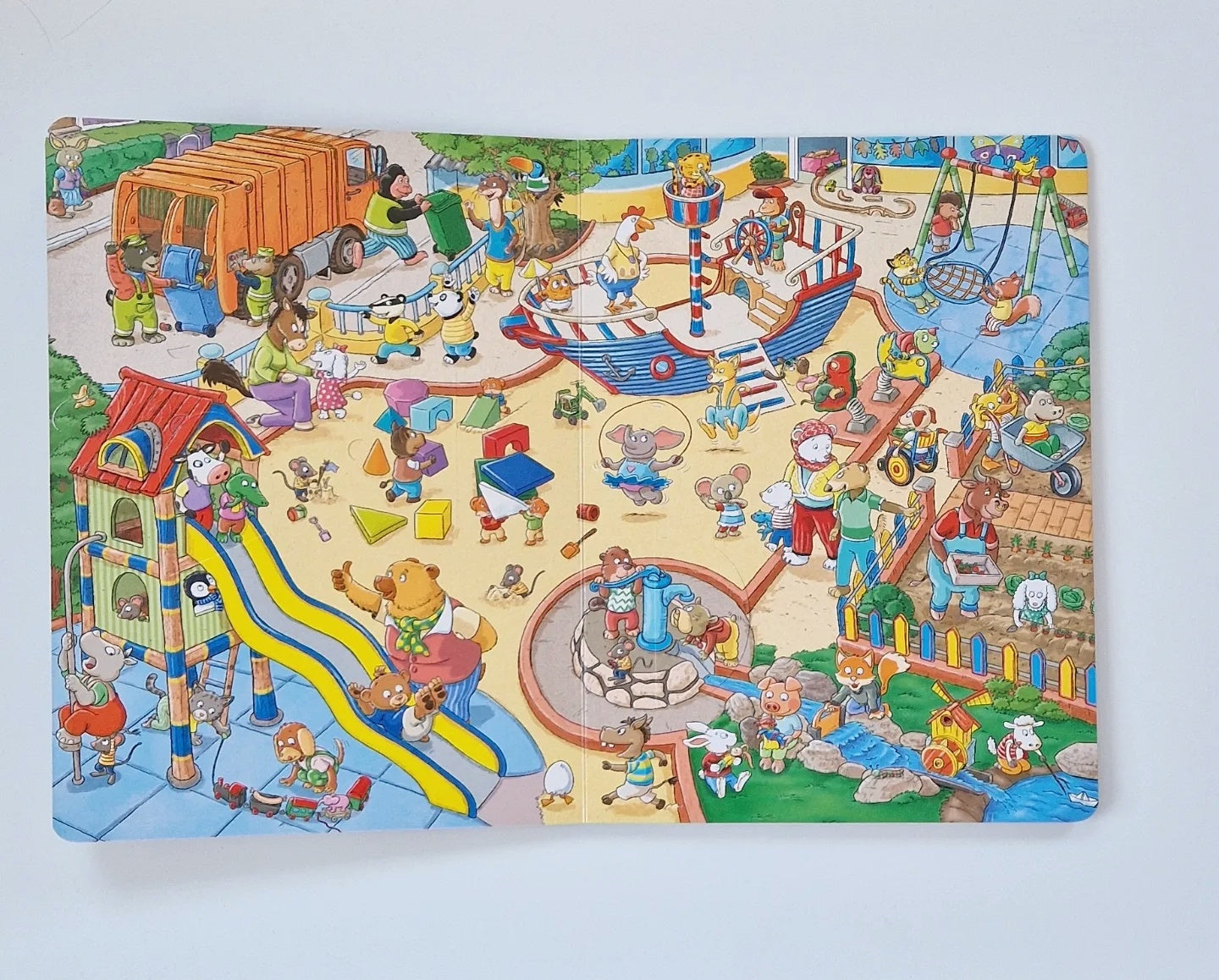 Добро пожаловать в детский сад! Виммельбух с окошками