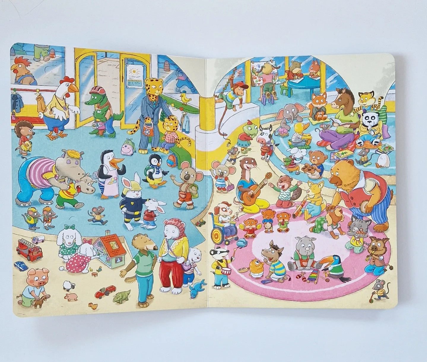 Добро пожаловать в детский сад! Виммельбух с окошками